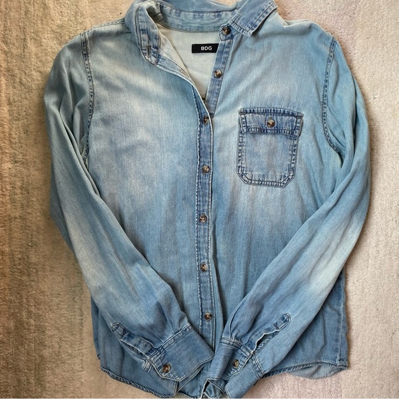 BDG Chambray Button-Up Shirt - Picture 4 of 9